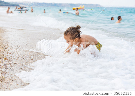 Beautiful boy and the sea 35652135