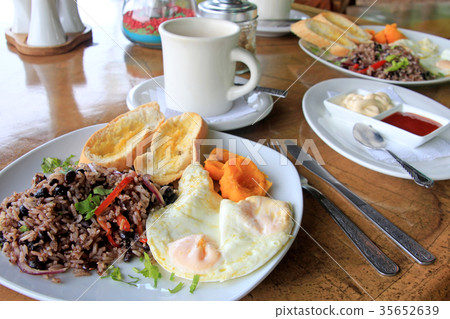 Traditional Gallo Pinto breakfast with eggs, Costa Traditional Gallo Pinto breakfast with eggs, Costa 35652639