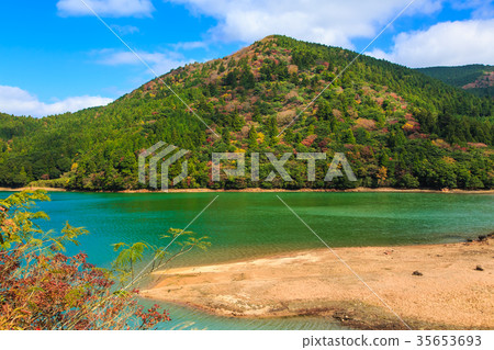 Unzen Oshidori pond and colored leaves 35653693