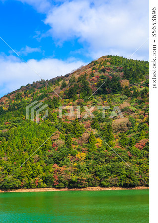 Unzen Oshidori pond and colored leaves 35653696