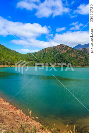 Unzen Oshidori pond and colored leaves 35653729