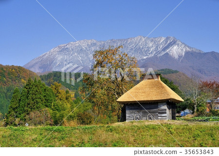 小山和小屋 35653843