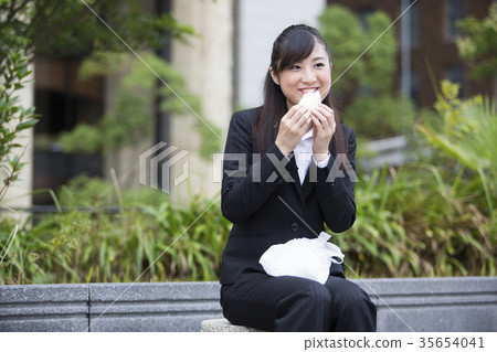 A lady to be lunch 35654041