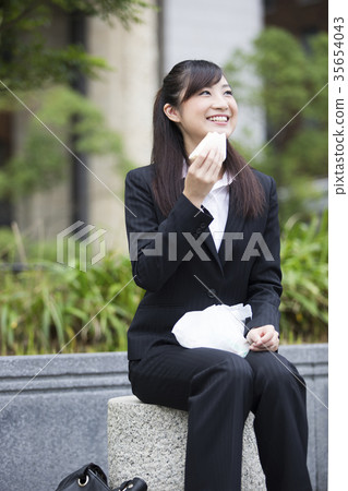 一位女士要吃午飯 35654043