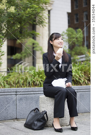 一位女士要吃午飯 35654044