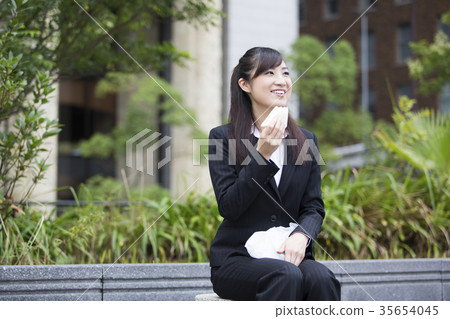 一位女士要吃午飯 35654045