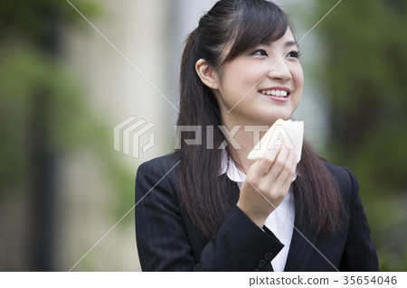 A lady to be lunch 35654046