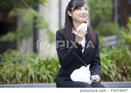 一位女士要吃午飯 35654047