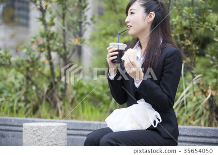 A lady to be lunch 35654050