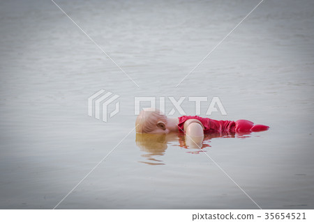 child model drowning 35654521