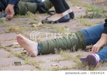 first aid improvise leg fracture 35654524