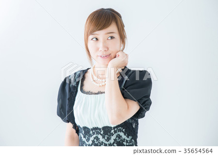 A woman in a dress 35654564