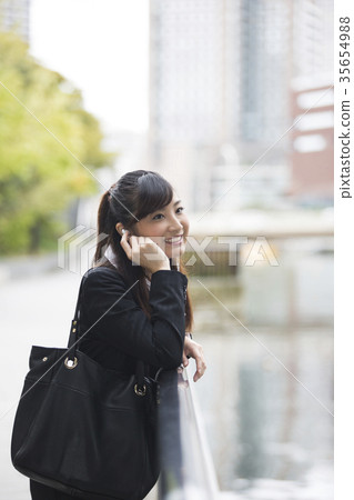 婦女用耳機聽音樂 35654988