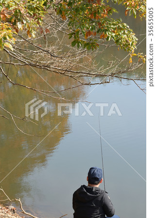 Autumn black bass fishing Autumn black bass fishing 35655005