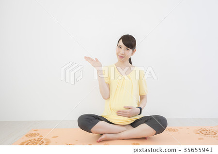 Maternity yoga image Maternity yoga image 35655941