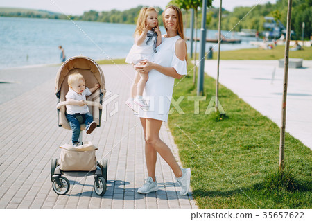 mother with children mother with children 35657622
