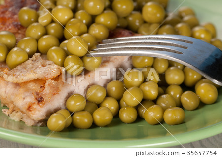 Pork chop with green pea 35657754