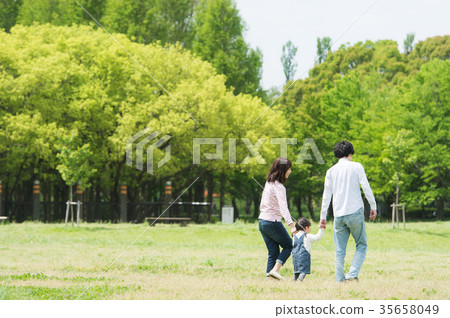 父母和孩子在公園玩耍 35658049
