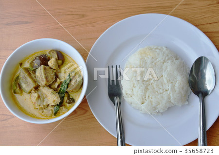 chicken in green curry eat with plain rice 35658723