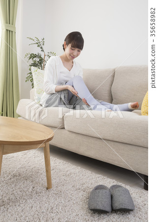 Anti-swelling woman massage 35658982
