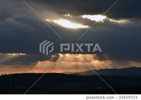 Tyndall phenomenon in the evening sun Tyndall phenomenon in the evening sun 35659325