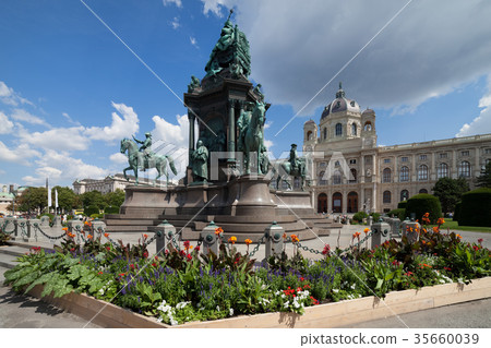Empress Maria Theresa Monument in Vienna Empress Maria Theresa Monument in Vienna 35660039