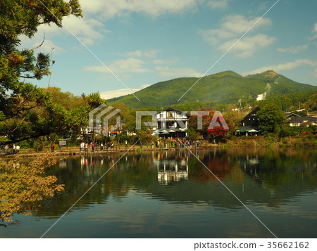 Autumn in Yufuin Lake Kinrinko 35662162