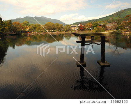 Autumn in Yufuin Lake Kinrinko 35662163