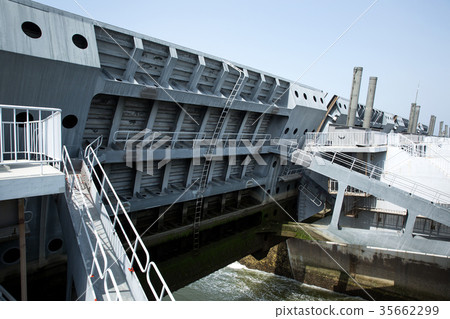 Saemangeum seawall gravity drainage gate 35662299