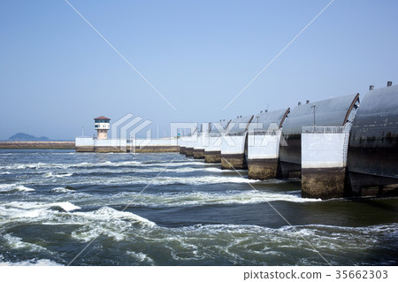 Saemangeum seawall gravity drainage gate 35662303