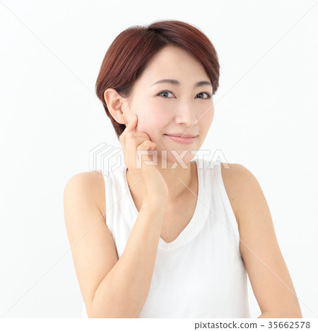 Middle Female Skin Care 35662578