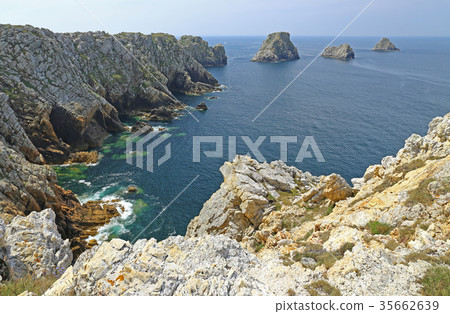 Pointe de Penhir, Atlantic Ocean, France Pointe de Penhir, Atlantic Ocean, France 35662639