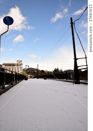 A fluttering snow scene 35663015