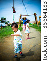 一個男孩玩遊樂設備 35664183