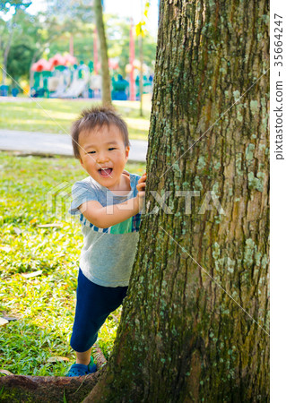 男孩在公園裡玩 35664247