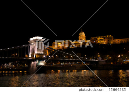 橋和布達皇宮 35664285