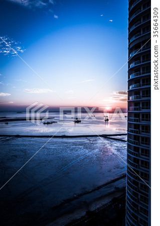 從高層建築(馬來西亞檳城島)的日出 從高層建築(馬來西亞檳城島)的日出 35664309