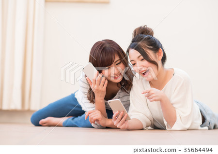 一位年輕女士（智能手機） 35664494