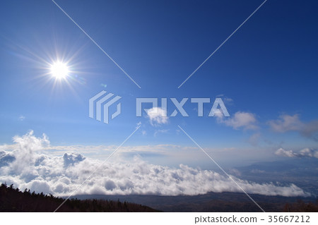 Sea of clouds and the sun / Sun and the Clouds 35667212