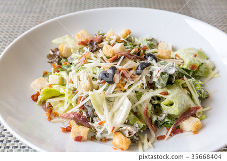 Caesar salad 35668404