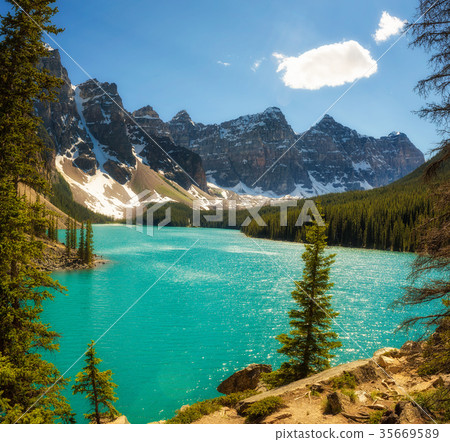 Sunny day at Moraine lake in Banff National Park 35669589