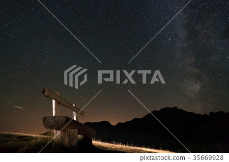 bench on the background of the Milky Way 35669928