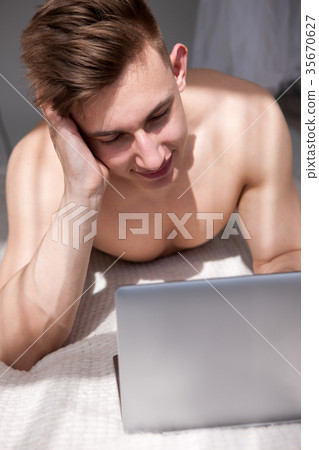 Muscled man online chatting with girl on bed Muscled man online chatting with girl on bed 35670627