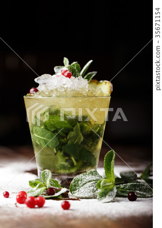 cocktail mojito with ice 35671154