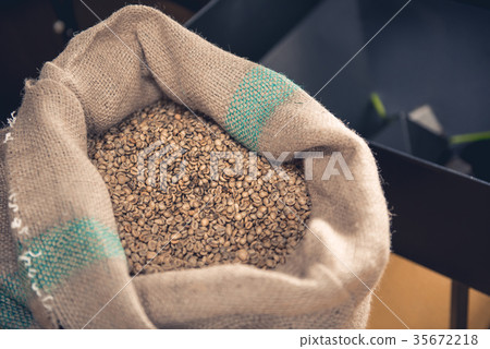 Big bag filling coffee beans 35672218