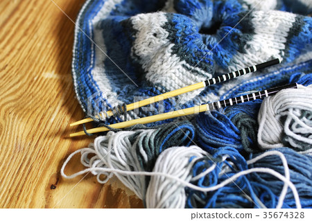 wool and knitting needles basket 35674328