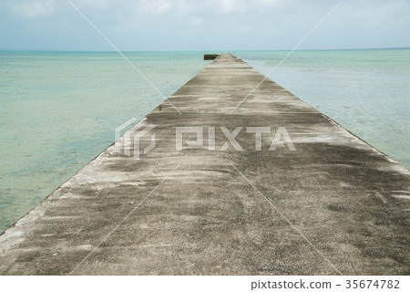 Scenery of Kuroshima (Taketomi-cho, Okinawa Prefecture) 35674782