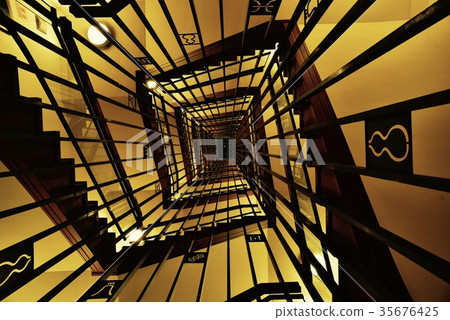名古屋城內，螺旋樓梯（從下面） 35676425