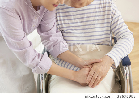 醫療,母親,女兒 醫療,母親,女兒 35676993