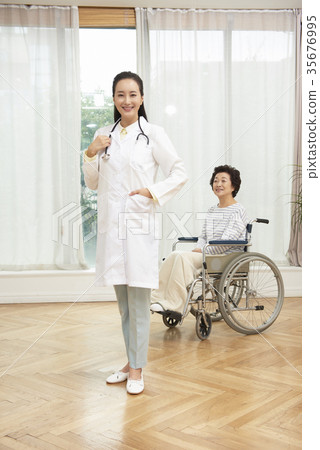 醫生,病人 醫生,病人 35676995